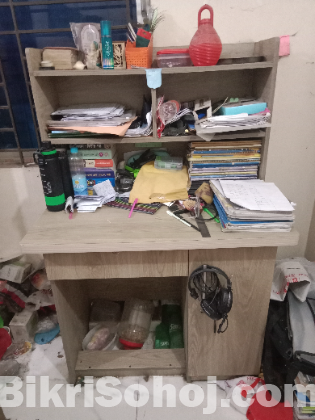 পড়াশোনা করার টেবিল ও চেয়ার
